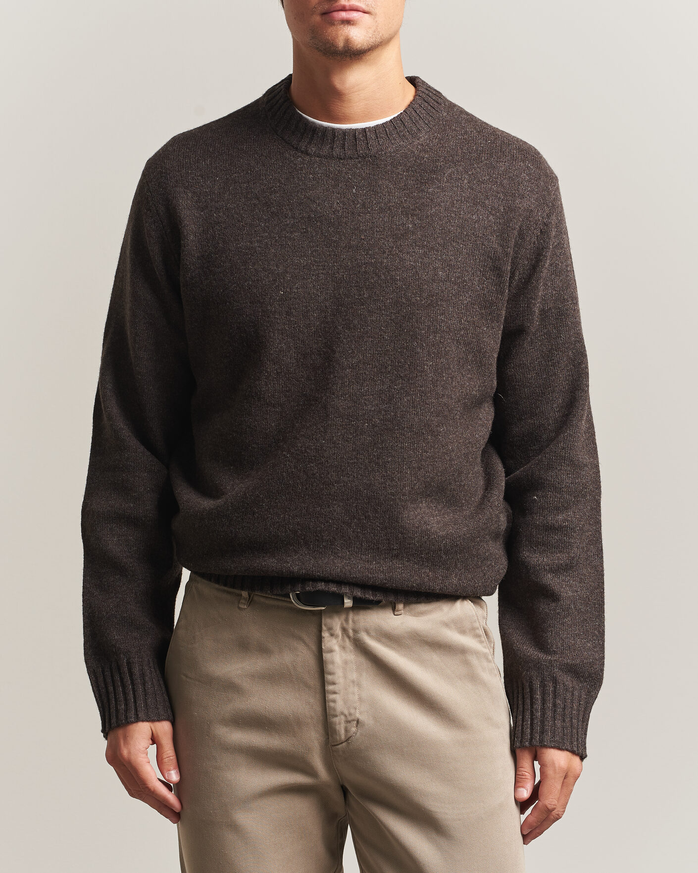 Mies | Puserot | A Day's March | Marlow Lambswool Sweater Dark Brown