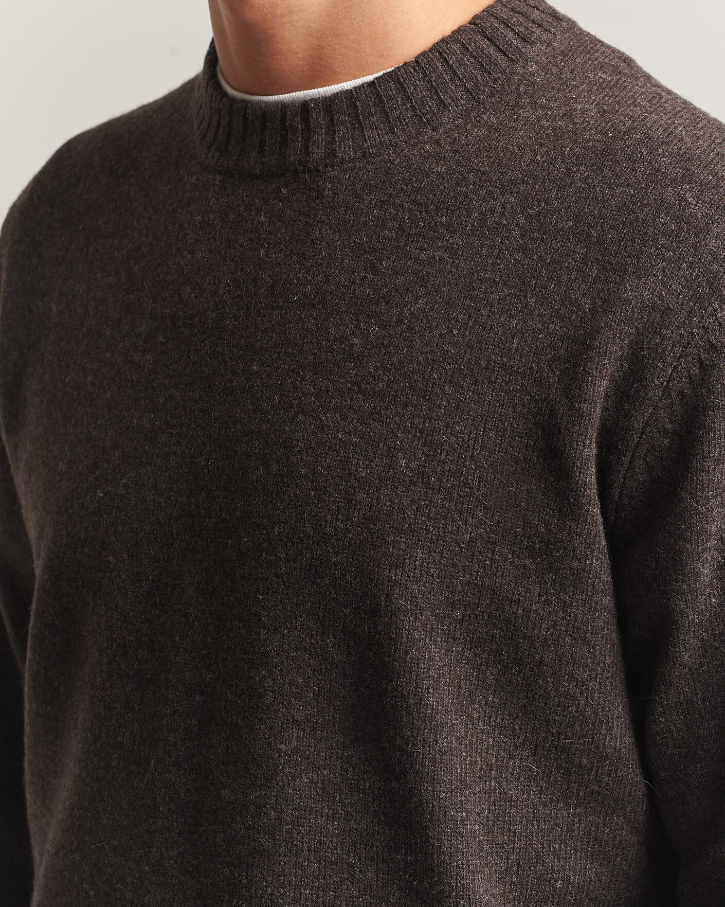 Mies | Puserot | A Day's March | Marlow Lambswool Sweater Dark Brown