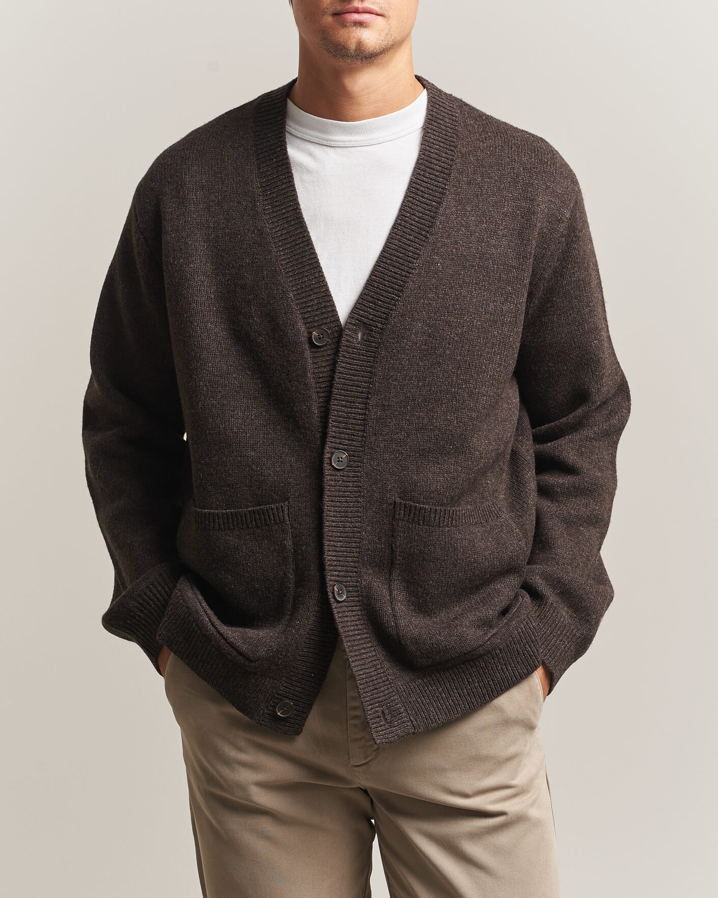 Mies | Puserot | A Day's March | Jarrow Lambswool Cardigan Dark Brown