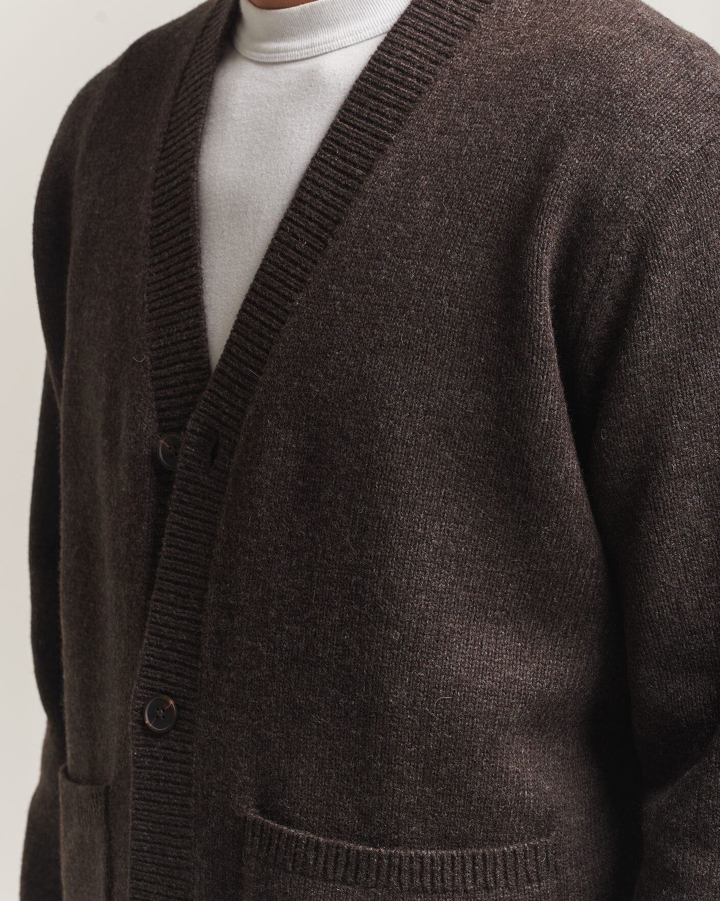 Mies | Puserot | A Day's March | Jarrow Lambswool Cardigan Dark Brown