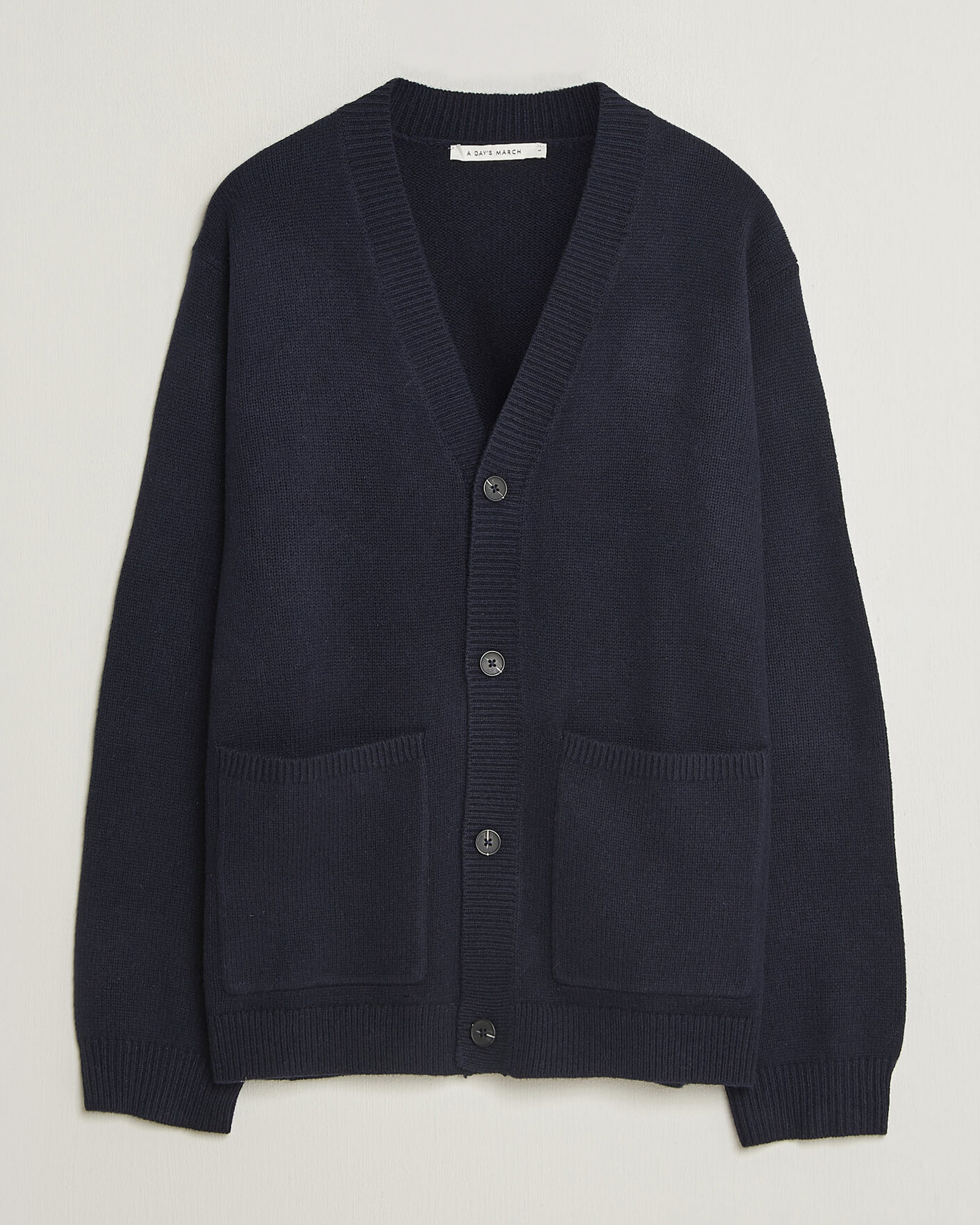 Mies | Puserot | A Day's March | Jarrow Lambswool Cardigan Navy