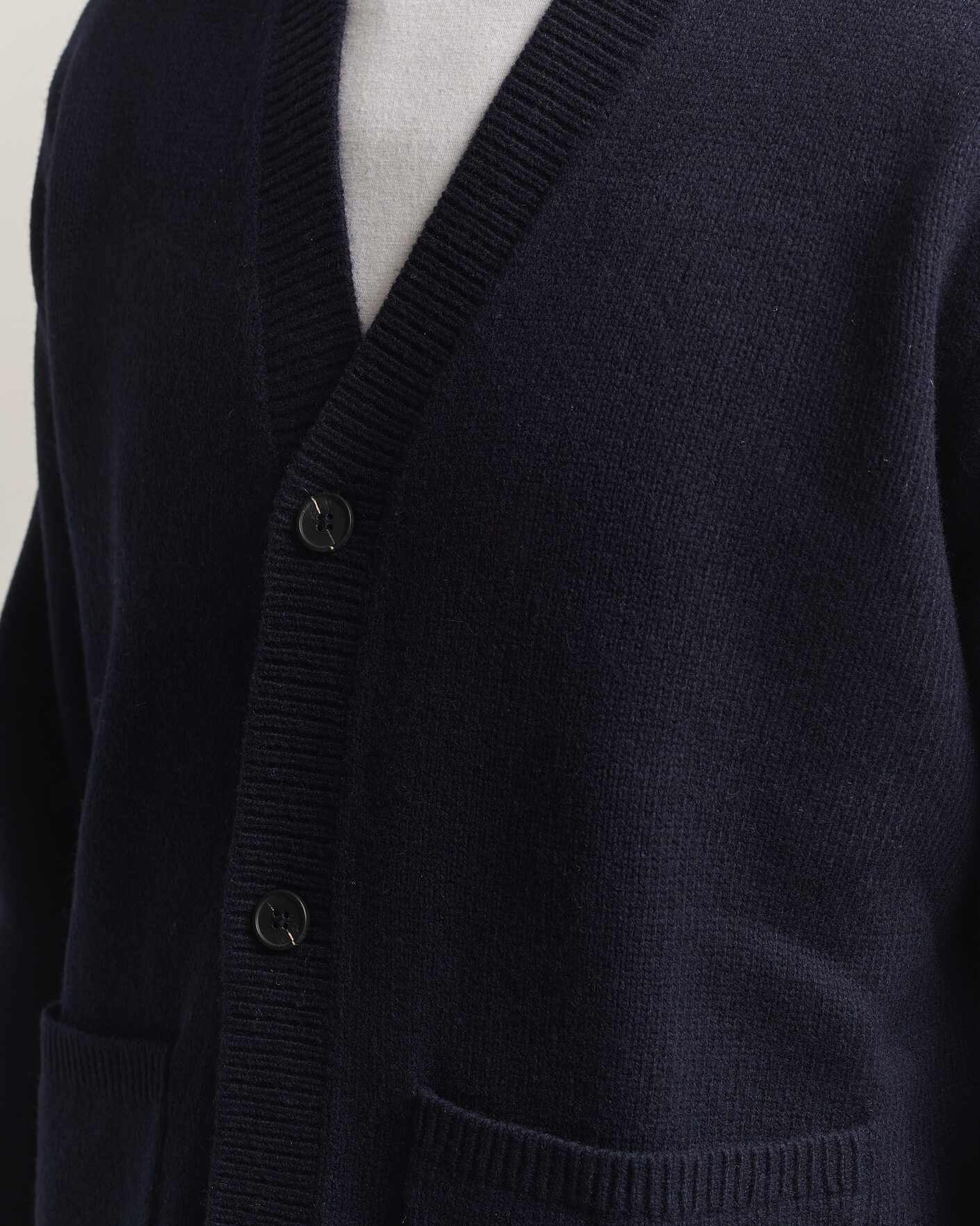 Mies | Puserot | A Day's March | Jarrow Lambswool Cardigan Navy