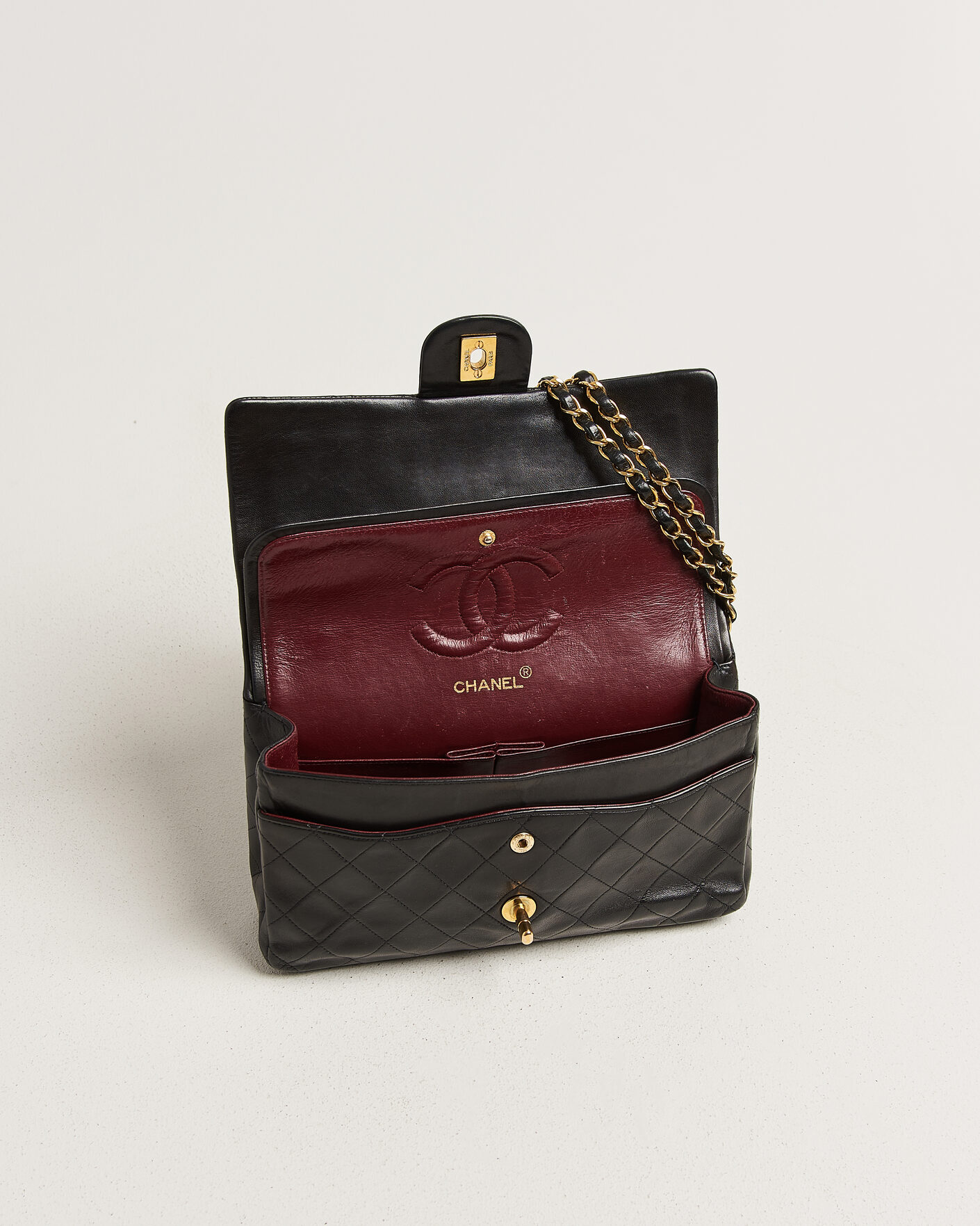 Mies | Pre-Owned & Vintage Bags | Chanel Pre-Owned | Classic Medium Double Flap Bag Lambskin Black
