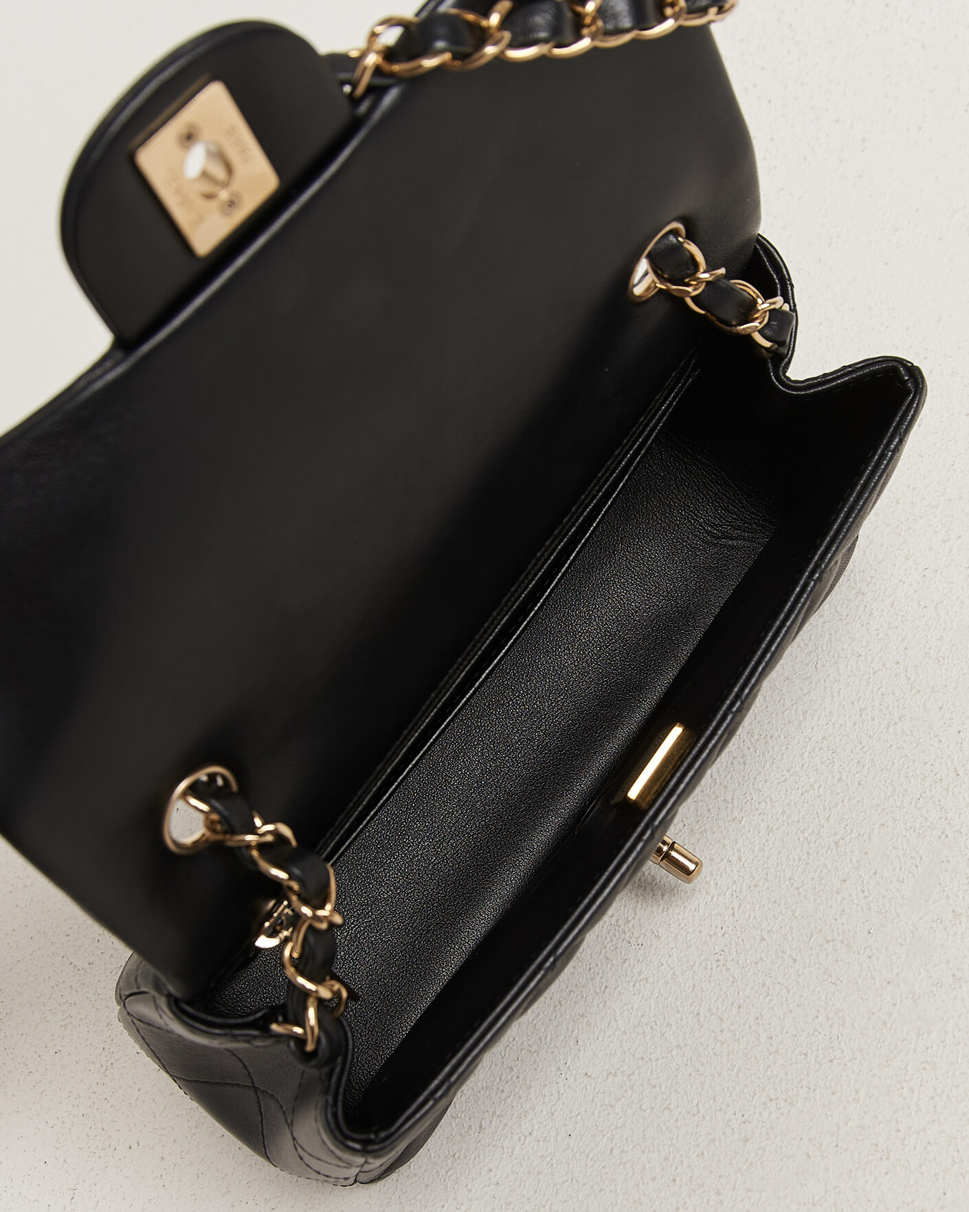 Mies | Pre-Owned & Vintage Bags | Chanel Pre-Owned | Classic Mini Rectangular Single Flap Bag Lambskin Black