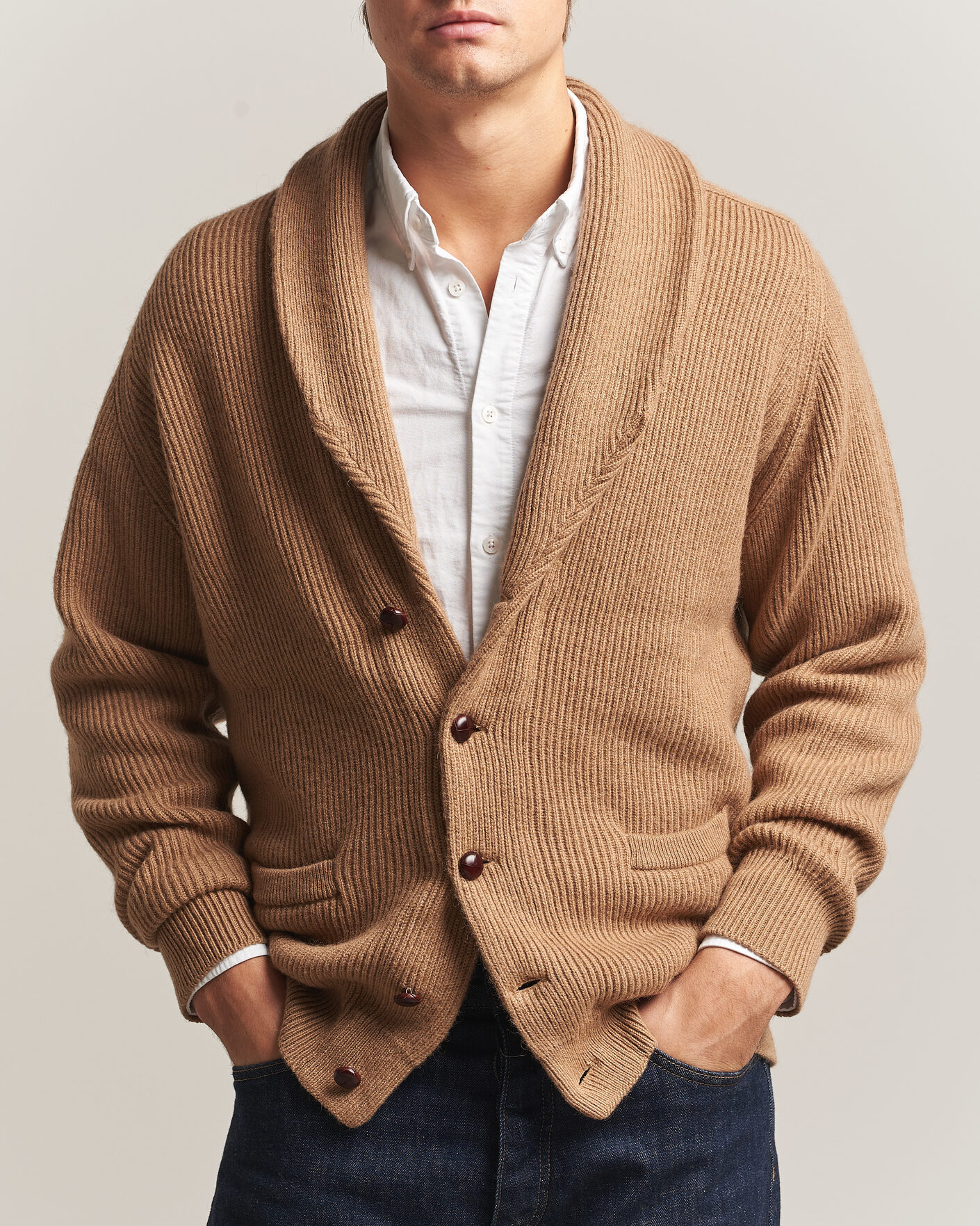Mies | Puserot | William Lockie | Windsor Camelhair Shawl Cardigan Natural Brown