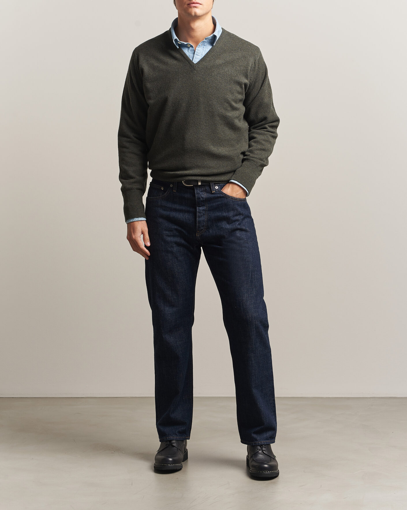 Mies | Puserot | William Lockie | Rob Lambswool V-Neck Seaweed