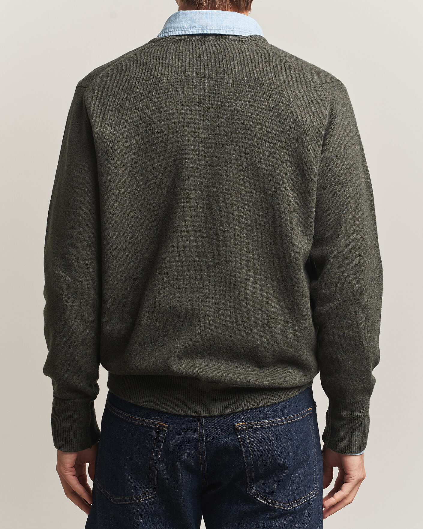 Mies | Puserot | William Lockie | Rob Lambswool V-Neck Seaweed