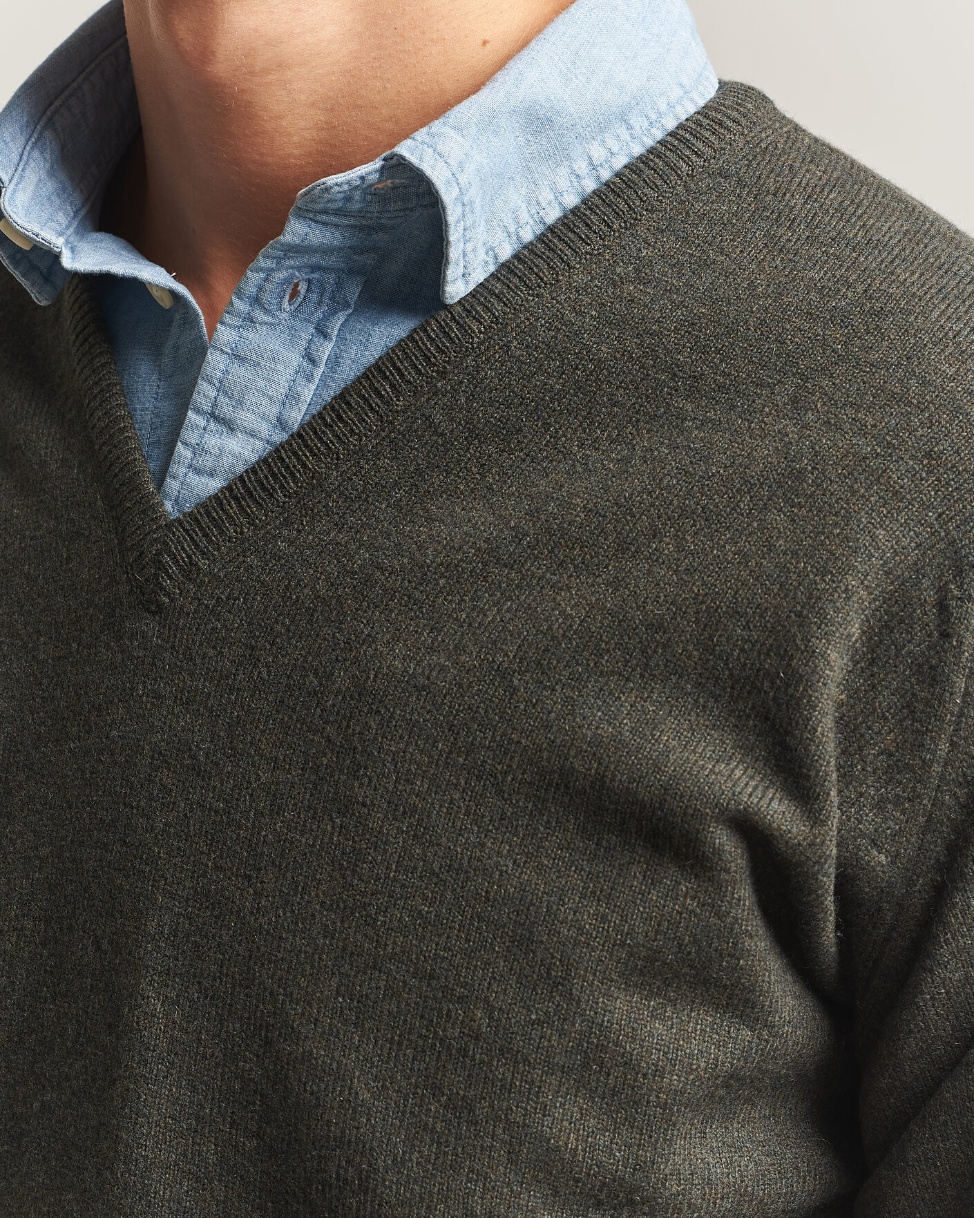 Mies | Puserot | William Lockie | Rob Lambswool V-Neck Seaweed