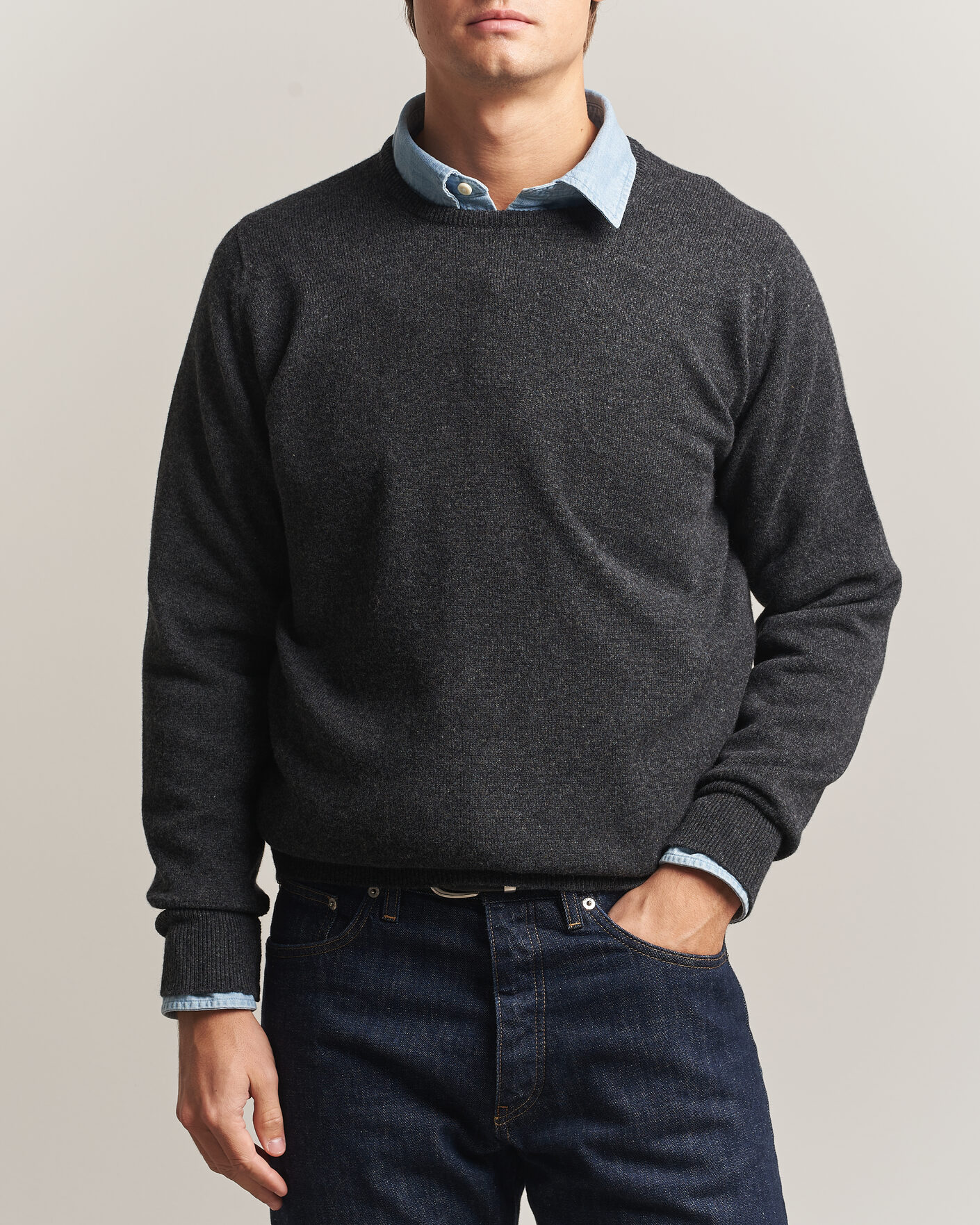 Mies | Puserot | William Lockie | Rob Lambswool Crewneck Charcoal