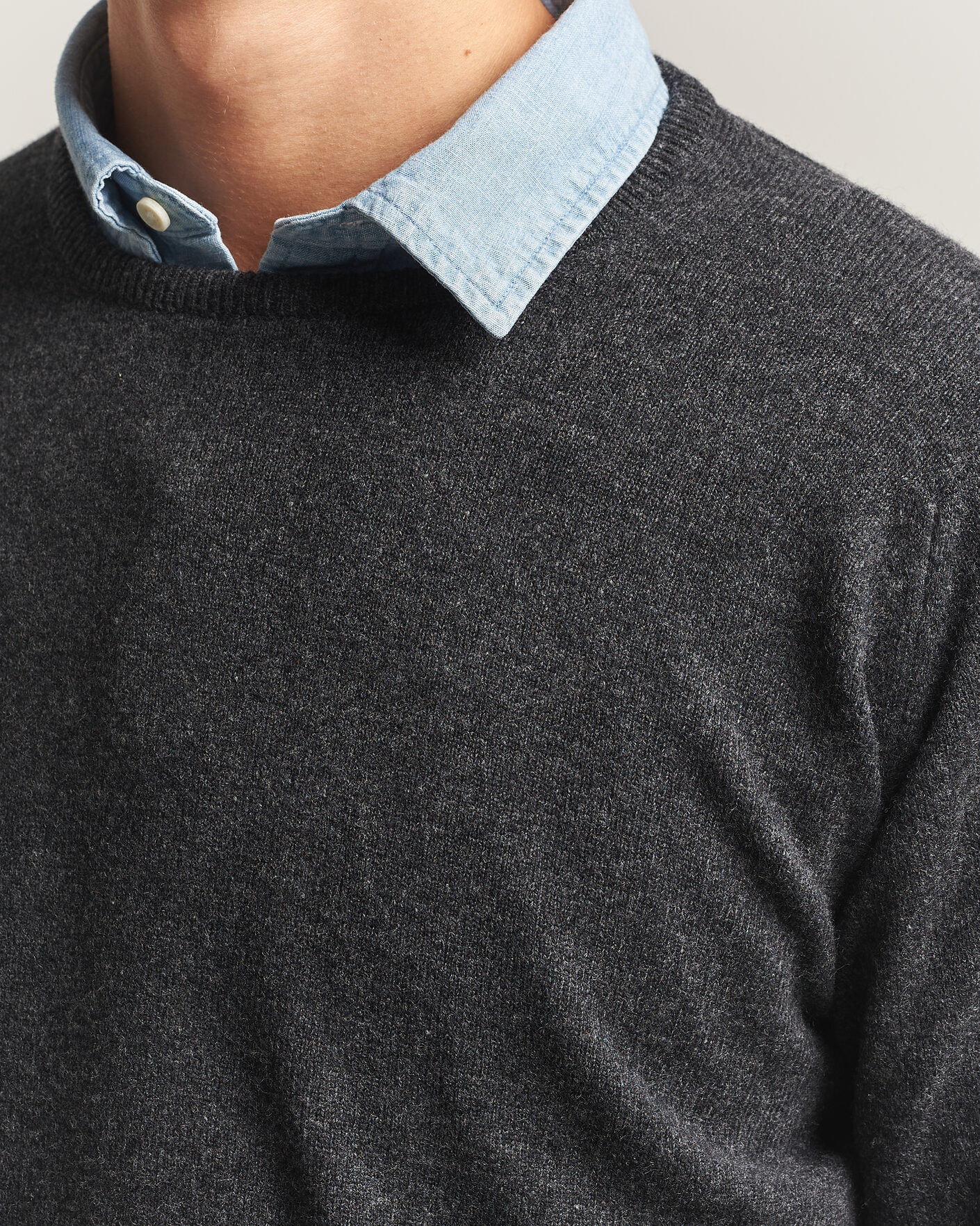 Mies | Puserot | William Lockie | Rob Lambswool Crewneck Charcoal