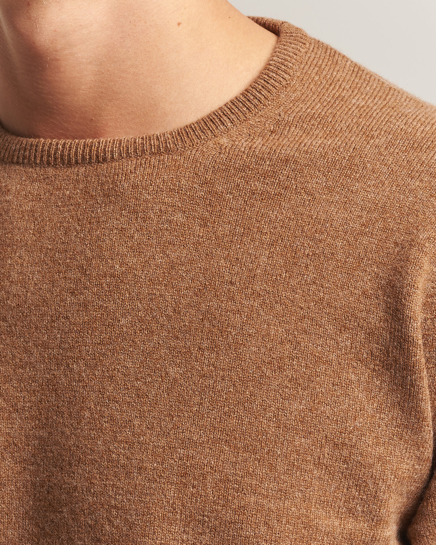 Mies | Puserot | William Lockie | Rob Lambswool Crewneck Driftwood