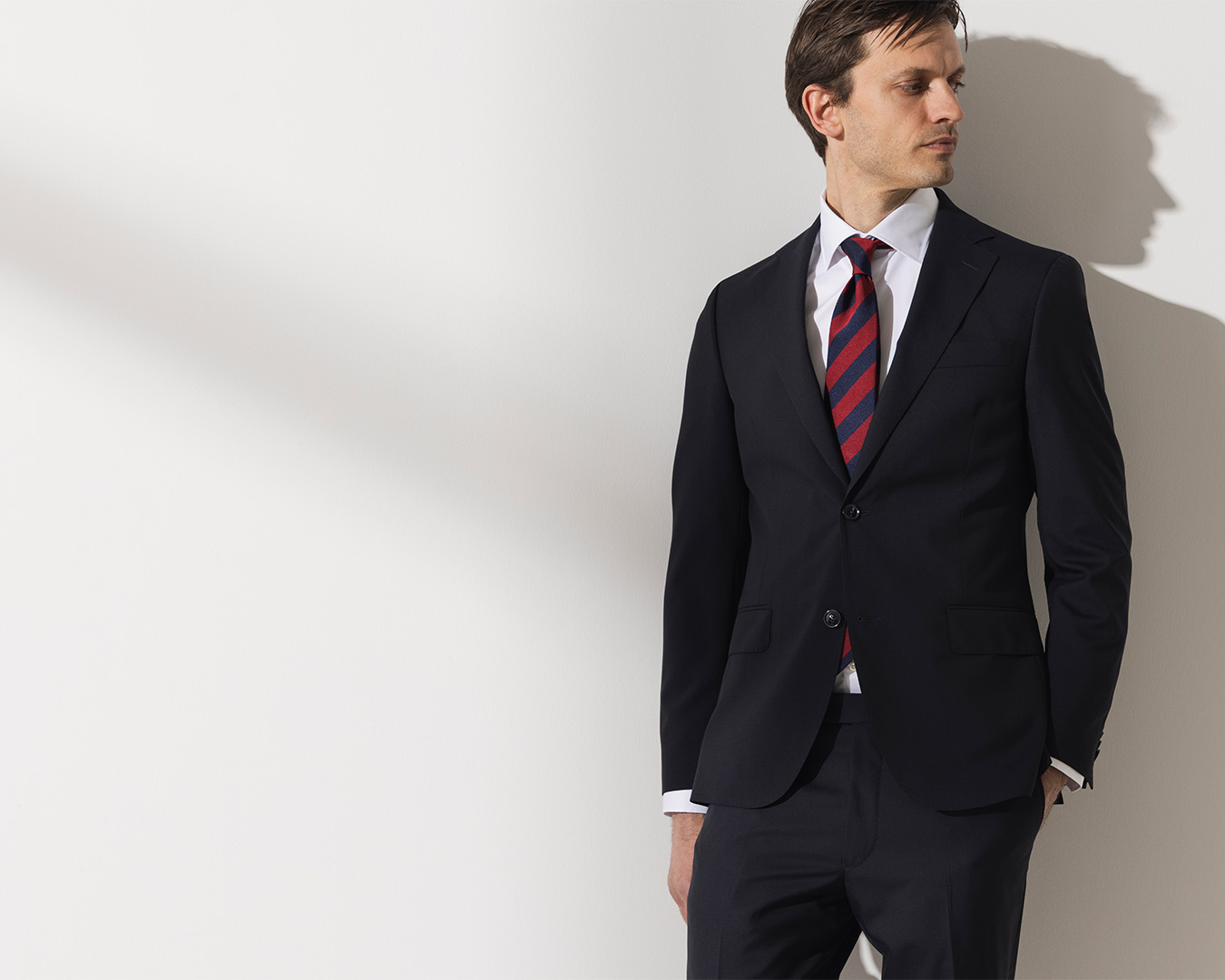 Klädkod mörk kostym