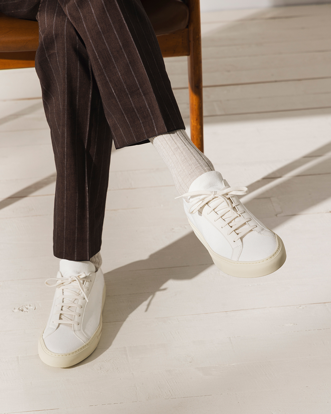 Vita lädersneakers till sommarfesten